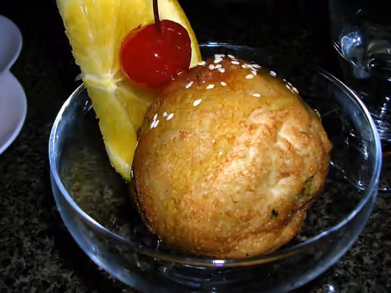 Es krim goreng — fried ice cream from a Thai restaurant in Boston, Massachusetts, United States Modified by User:ShadowHalo fried ice cream
