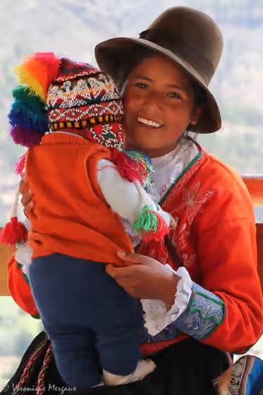 kelompok pribumi di Amerika — Amerindian girl from Peru holding her little brother.