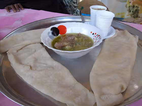 Chadian cuisine — Des Galettes, communément appelés "Kissar" faits à base du mil, accompagnés par la sauce de gombo au viande.