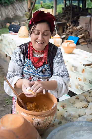 Hidangan Kazaki — The process of cooking dumplings.