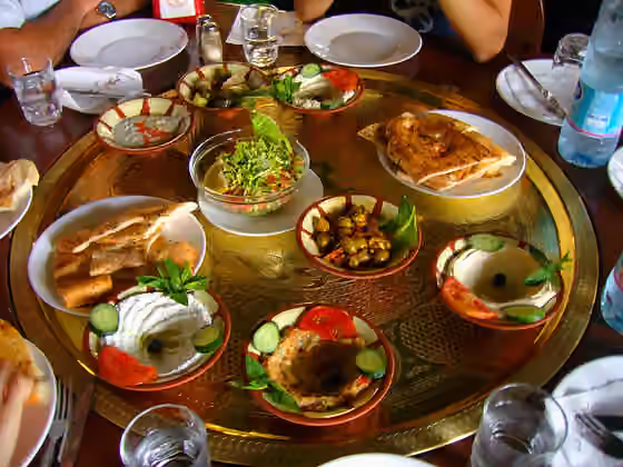 masakan Arab — A large plate of Mezes (Metzes) in Petra, Jordan.