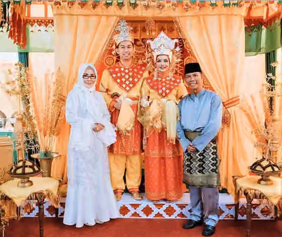Tidung — Traditional marriage attire of Tidung people, native inhabitans of region around Tana Tidung Regency, North Kalimantan, Indonesia.