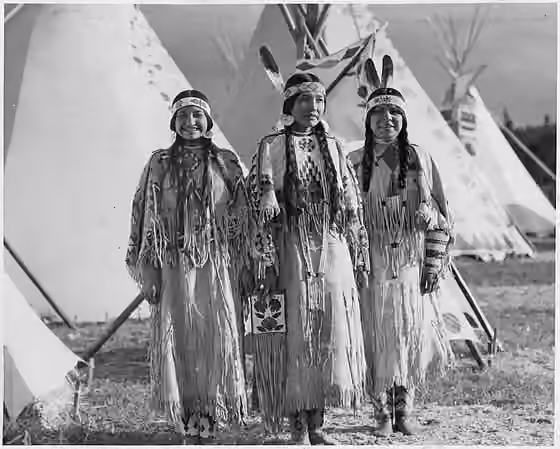 Sahaptin — Yakama women.