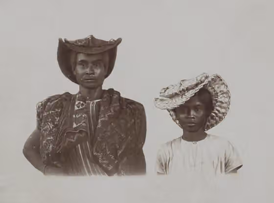 Rote — Academische Collecties:  1899-1900, Siboga-expeditie naar Nederlands Oost-Indië, onder leiding van Max Wilhelm Carl Weber De twee Rotinezen dragen sierlijk gevlochten hoeden van stro, karakteristiek voor het eiland.