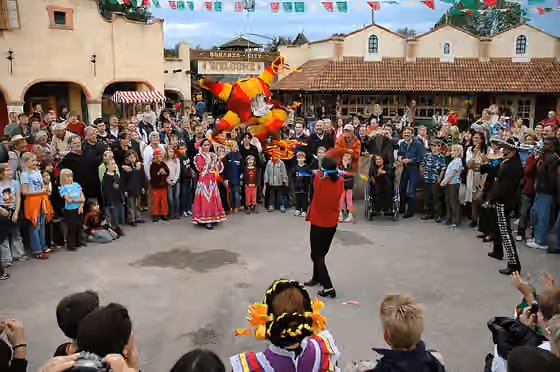 Mexicans in Germany — Piñata, El Día De México (en Alemania)