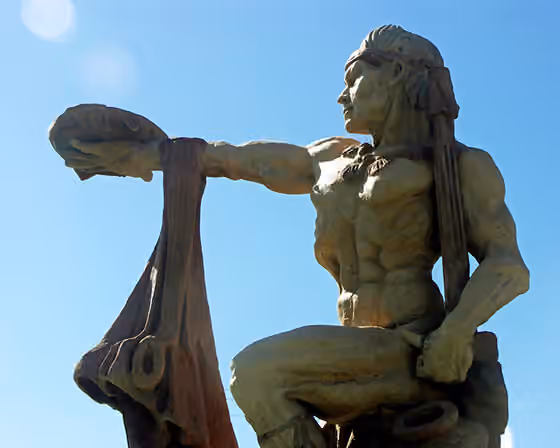 Caquetio — Monumento escultura al Cacique Manaure, uno de nuestros mas respetados representantes indígenas, se ubica en el Estado Falcón y la obra fue realizada por el escultor venezolano Alejandro Colina para comienzo de los años cincuenta.
