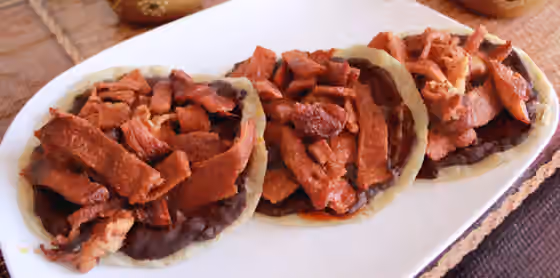 Carne de chango — Pellizcadas de carne de chango, restaurante en Catemaco.