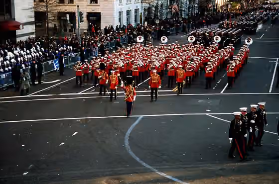 Musik mars — The United States Marine Corps Band (The President's Own) marches down 15th Street during the 1997 presidential inaugural parade.