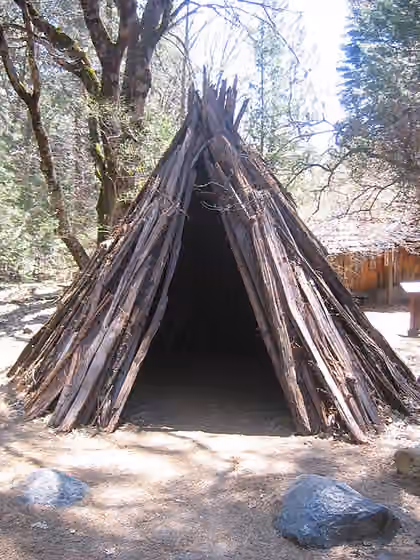 Plains and Sierra Miwok — Miwok House, Yosemite National Park , California , USA .