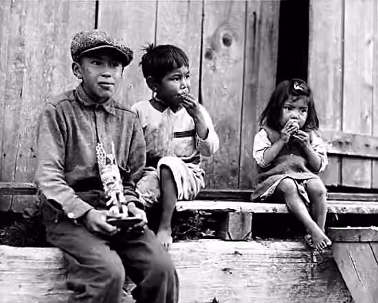 Nuu-chah-nulth — Three Nuu-chah-nulth (Nootka) children at Friendly Cove, British Columbia