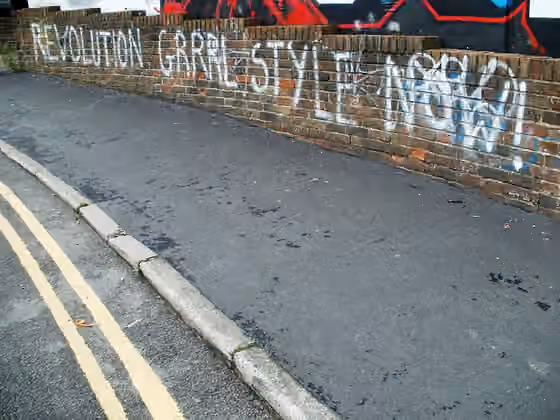 Riot grrrl — Pintada: "Revolution Grrrl Style Now" en Brighton (Inglaterra)
