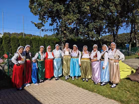 Sevdalinka — Die bosnischen Frauen präsentieren beim Fest der Kulturen in Bedburg die traditionellen Gewänder aus Bosnien und Herzegowina.