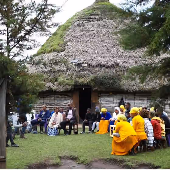 Gurage people — Gathering infront of beautiful traditional gurage house.