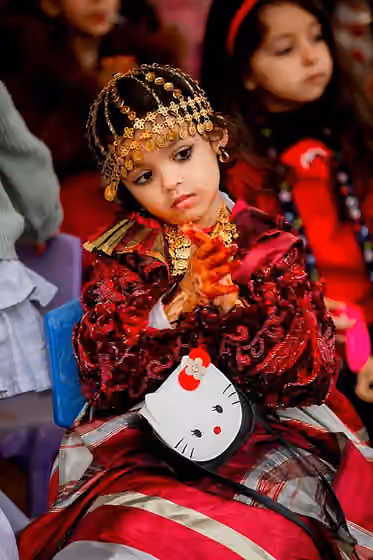 Traditional Libyan clothing — الأزياء الشعبية أو اللباس التقليدي القديم في ليبيا مختلف شكلاً ولوناً، بعضها يخص الكبار وبعضها خاص بالأطفال، والبعض يتفرد بلبسه الشباب من الجنسين كل على حدة فهي أزياء تخص المرأة وأخرى خاصة بالرجال وهناك أزياء خاصة بكل فصل من فصول السنة…
