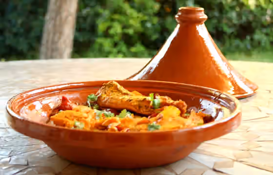 Tajine — Le mot tajine, ou tagine, désigne, d'une part un ustensile de cuisine traditionnel du Maghreb et particulièrement du Algeri Et Maroc, plat de cuisson creux en terre cuite vernissée, surmontée d'un couvercle conique, et d'autre part, une…