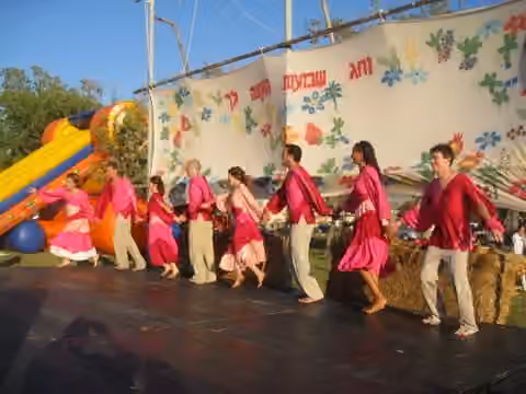 Israeli folk dance — Show of dancing at shavuot