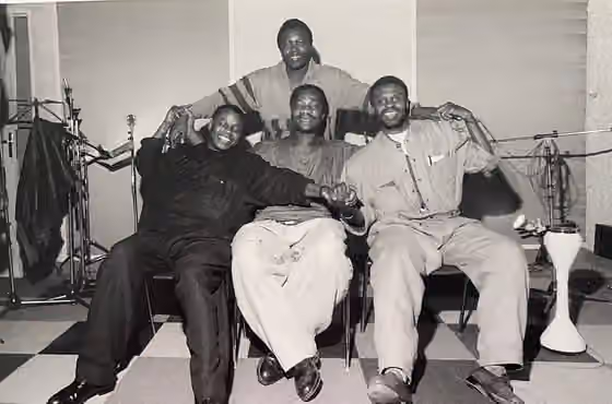 Soukous — Le groupe Loketo, en studio, lors de l’enregistrement de leur premier album « Trouble »