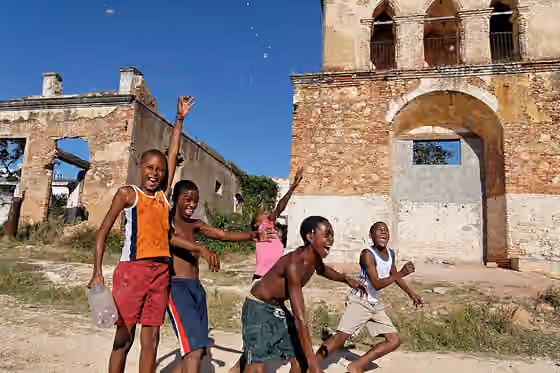 Afrika-Kuba — Cuban boys playing in Trinidad, Cuba.