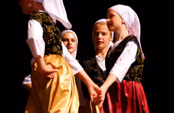 orang Bosnia — Bosnian girls dancing.