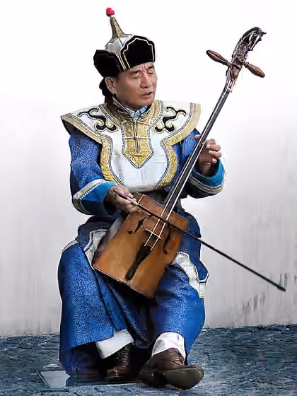 Musik di Mongolia — Sambuugiin Pürevjav of Altai Khairkhan (an overtone singing ensemble from Mongolia ) playing a morin khuur near Centre Georges Pompidou in 2005.
