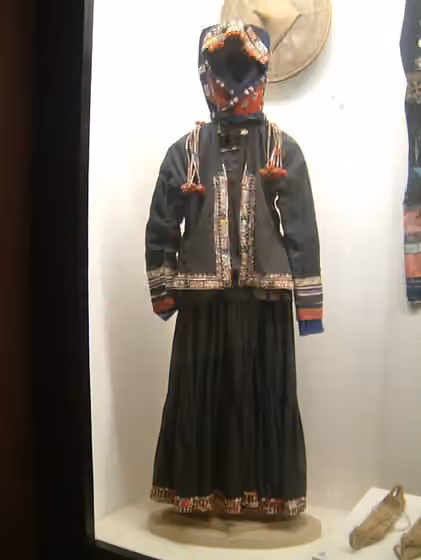 orang Qabiao — Traditional clothing of Qabiao people ( en:Vietnam Museum of Ethnology )