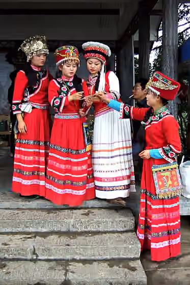 Suku Tujia — Tujia women in traditional dresses