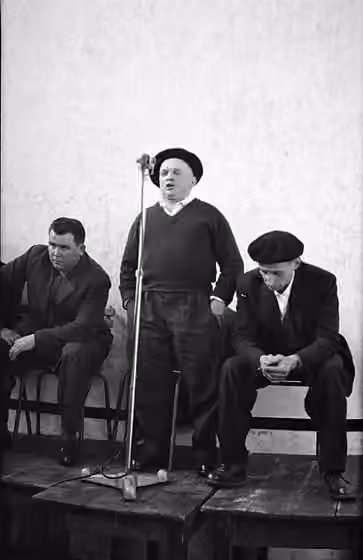 Bertsolaritza — The bertsolari Mattin composing a bertso in Sara in 1960
