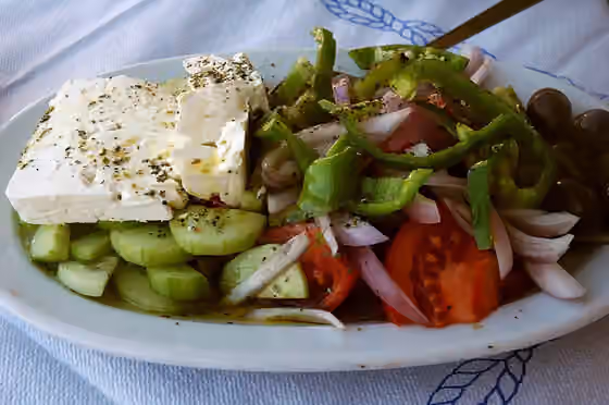 Salad Yunani — Greek salad (horiatiki salata).