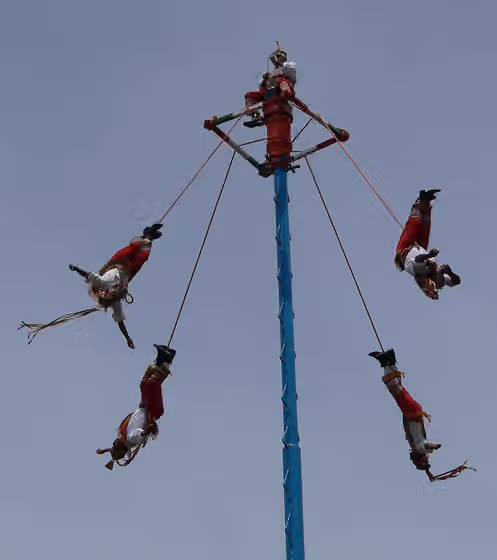 Totonac — Bildinhalt: Fliegende Tänzer in El Tajín Aufnahmeort: El Tajín bei Papantla, Mexiko
