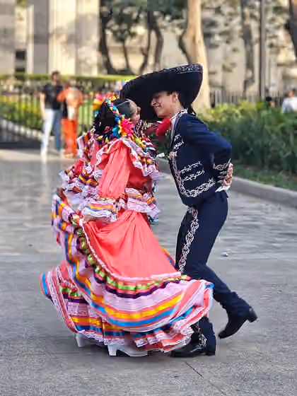 Mexican hat dance — Couple performing Mexican traditional dance Jarabe Tapatío in the Rotonda de los Jaliscienses Ilustres in Guadalajara, Jalisco, Mexico