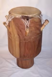 Music of Togo — Bild einer Oprente Trommel aus Ghana mit Pflockbespannung.