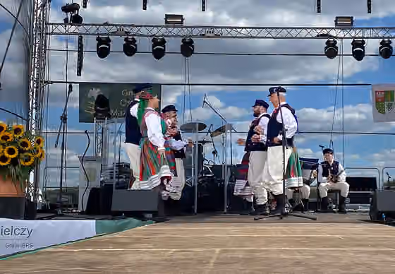 Kurpie Białe — Kontro taniec figurowy przedstawiający jedną z figur szeregowych.