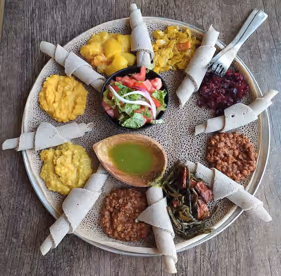 Hidangan Etiopia — Injera with eight kinds of stew in an Ethiopian restaurant in Rehovot, Israel