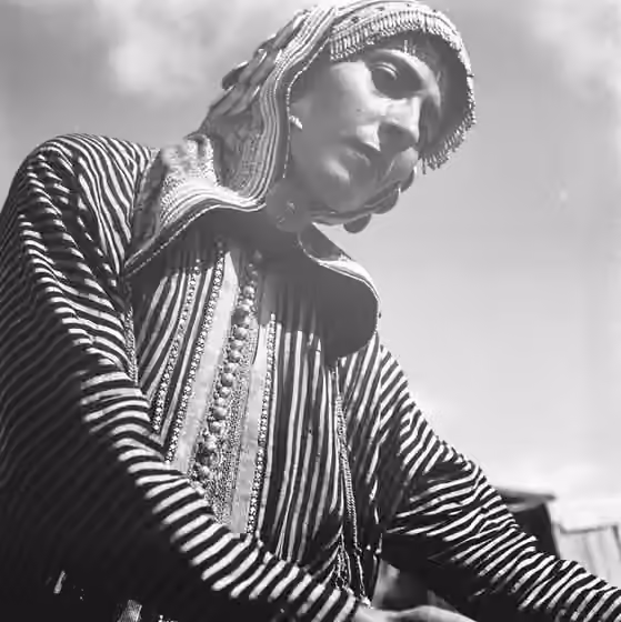 Yemenite Jews in Israel — אוסף צילומים של הצלם זולטן קלוגר טווח מספרי התשלילים 30771 - 30889: אשה צעירה תימניה בתלבושת מסורתית