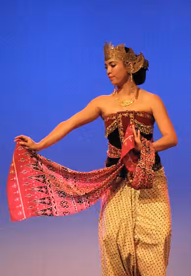 Tari Srimpi — Tong Tong Fair on the Malieveld in the Hague.