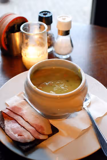 sup ercis — 'Erwtensoep, roggebrood met katenspek': Dutch for "pea soup, rye bread with smoked bacon"; it is a traditional combination in the Netherlands