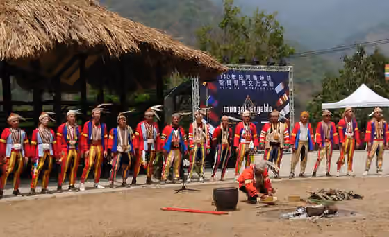 Saaroa people — 2021年聖貝祭。祭司は酒で貝を洗う。