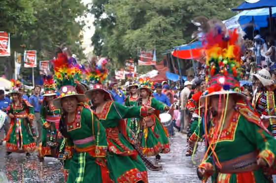 Tinku — Het Carnaval van Oruro, Bolivia, het staat sinds 2001 vermeld op de Lijst van Meesterwerken van het Orale en Immateriële Erfgoed van de Mensheid van UNESCO.