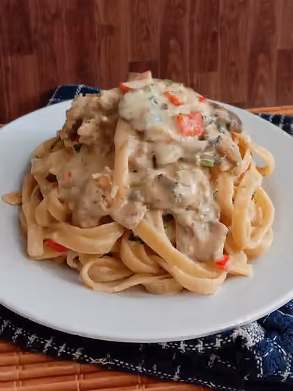 Fettuccine Alfredo — Fettruccine yang dimasak dengan menambahkan susu da krim bubuk, tidak lupa potongan jamur dan ayam yang menambah cita rasa gurih