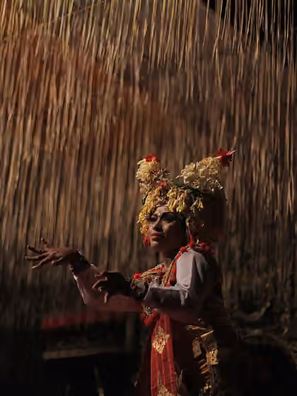 Joged — Tarian joged merupakan tarian salah satu tarian yang ada di daerah Bali..tarian joget pingit merupakan salah satu tarian sakral yang di perntaskan saat upacara adat di Bali.