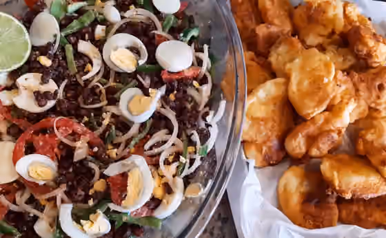 Hidangan Paraguay — Bean salad with paraguayan tortillas