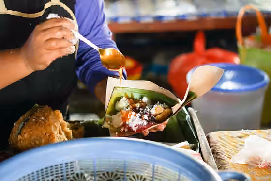 Cenil — Cenil merupakan makanan ringan khas Tulungagung yang dibuat dari tepung ketela yang dihaluskan dengan cara digiling.