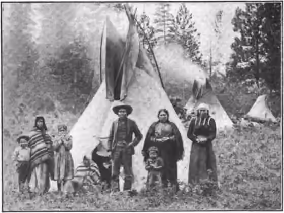 Suku Coeur d'Alene — Original caption: "A group of Coeur d'Alene Indians on the Desmet Reservation, Idaho."