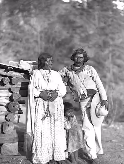 Tepehuán — Tepehuan mother, father and child in Mexico.