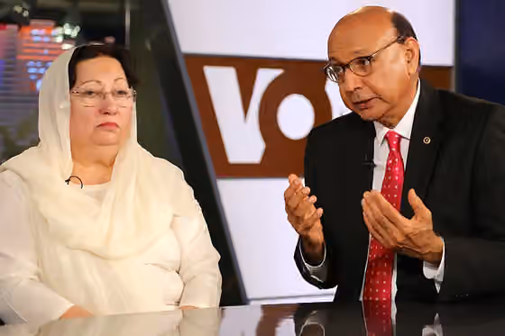 Pakistan Amerika — Khizr and Ghazala Khan, the parents of an Army captain killed in Iraq, speak with VOA's Urdu service in Washington, D.C., Aug.