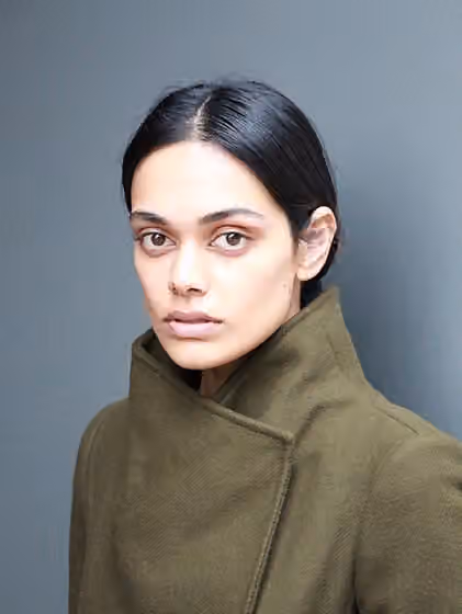 orang India Australia — Zinnia Kumar candid shot against wall