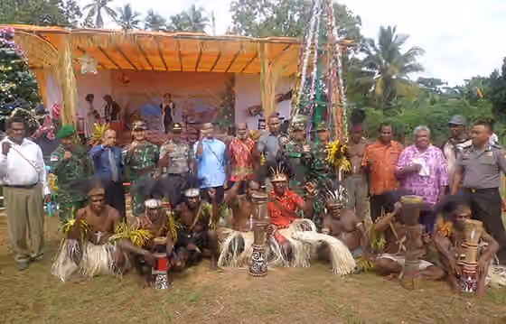 Suku Yei — Yei Nan tribe and Indonesian Army border task force in Sota, Merauke near Papua New Guinea celebrating christmas together