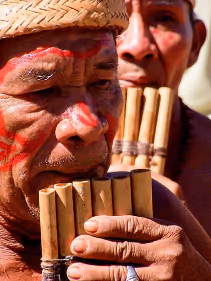 Guahibo people — A chief 'Shaman' of a indigenous Indian tribe in Venezuelan Amazon playing on a siku (pan flute).