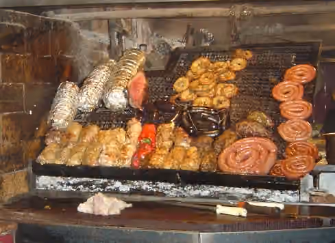 Hidangan Uruguay — Uruguayan barbecue at Mercado del Puerto, Montevideo