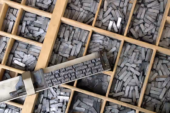 tipografi — Letter types in a type case.